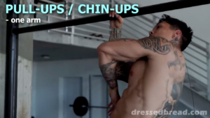 ПОДТЯГИВАНИЯ НА ОДНОЙ РУКЕ на английском: one arm chin-ups / one arm pull-ups