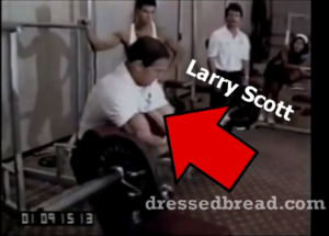 Ларри Скотт делает сгибания на скамье Скотта